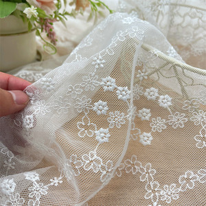 Tela de Encaje Bordada Blanca con Flores 3D y Borde Festoneado para Vestido de Novia, Velo de Novia y Manualidades - Product Image 4