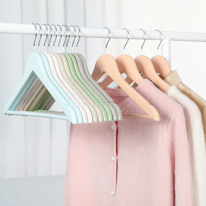 Lot de 30 cintres <span class=keywords><strong>en</strong></span> <span class=keywords><strong>bois</strong></span> couleur macaron de haute qualité personnalisés barre de pantalon antidérapante peu encombrante pour le salon pour suspendre les vêtements - Product Image 2