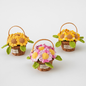 Panier de fleurs au crochet fait main, <span class=keywords><strong>tournesol</strong></span> et marguerite, en couleurs vives assorties (<span class=keywords><strong>rose</strong></span>, jaune, orange), idéal comme cadeau pour elle ou pour sa mère - Product Image 1