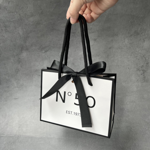 Sac shopping en papier blanc de luxe, impression personnalisée avec bordure noire, poignée en corde et ruban satiné, sac cadeau en papier pour cosmétiques - Product Image 2
