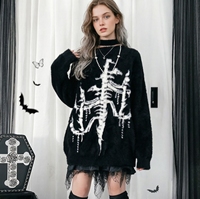 Pull en tricot squelette gothique - Pull noir surdimensionné et duveteux avec imprimé os, épaules dénudées et ourlet en dentelle, style alternative et ambiance Halloween