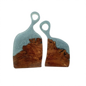 Blocs à découper en bois et résine avec poignée, forme irrégulière, lot de 2, design en bois naturel incrusté, accessoire de cuisine fabriqué au Vietnam - Product Image 1