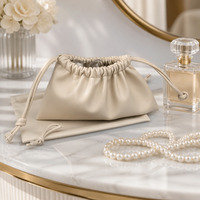 Pochette cosmétique de luxe beige en cuir PU gaufré avec logo personnalisé, sac à cordon anti-poussière, sac cadeau maquillage gaufré, vente en gros usine
