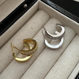 Pendientes de Plata de Ley S925 en Forma de C, Estilo Francés Retro, Joyería Medieval Elegante con Circonita Dorada y Diseño de Nicho Ligero - Product Image 1