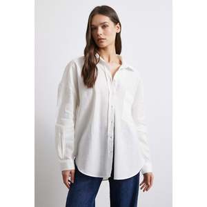 Chemise en lin oversize pour femme, couleur écru, boutonnée, style minimaliste pour tous les jours - Product Image 2