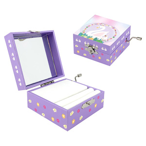 Caja <span class=keywords><strong>de</strong></span> Música Giratoria <span class=keywords><strong>de</strong></span> Madera MDF Personalizada Yiyu con Espejo, Diseño <span class=keywords><strong>Lago</strong></span> <span class=keywords><strong>de</strong></span> <span class=keywords><strong>Cisnes</strong></span>, Manivela, Cajón para Joyas, Portátil, para Niños - Regalo Ecológico - Product Image 1