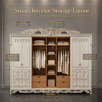 Armoire 4 portes en bois massif sculpté blanc style Rococo français avec insert en verre et finition dorée pour chambre de villa