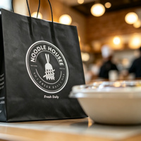 Sac en papier kraft biodégradable personnalisé avec logo imprimé pour la livraison de pâtes et salades à emporter