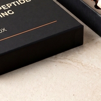 Boîte rigide personnalisée avec couvercle et base noir mat pour flacons de peptides, 8 flacons, carton gris, doublure en éponge, logo estampé à chaud, fabrication artisanale