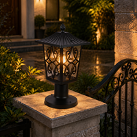 Lampadaire extérieur classique moderne avec motif décoratif en spirale et verre transparent
