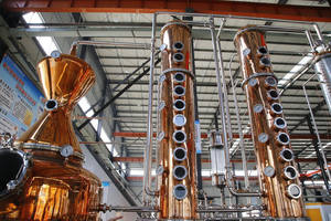 Distillateurs de whisky, <span class=keywords><strong>gin</strong></span>, vodka, <span class=keywords><strong>rhum</strong></span> et brandy 3000L/30HL avec moteur et pompe triphasés 30KW - Product Image 2