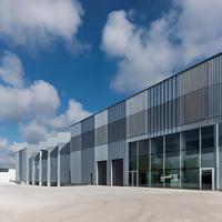Entrepôt, atelier et hangar préfabriqués en structure acier, sur mesure, garantie 5 ans et plus, design moderne