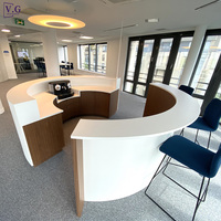 Ensemble de comptoirs ronds sur mesure avec espace pour machine à café, design sans obstacle pour salle de pause de bureau