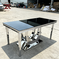 Table de réception de banquet ZKAI avec plateau noir brillant en forme de C et base en acier inoxydable pour la décoration de mariage