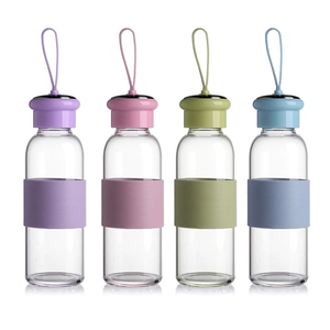 Bouteilles d'eau en verre pour enfants avec couvercle en silicone et lanière, design à large ouverture, 420 ml, en silicone de qualité alimentaire, vente chaude en gros - Product Image 1