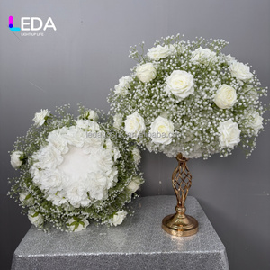 Boule de fleurs artificielles élégante LEDA, roses blanches et gypsophile, centre de table de mariage, bouquet floral pour réception de mariage et fête - Product Image 1