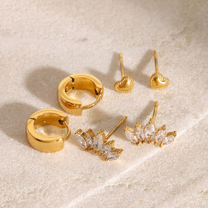 Boucles <span class=keywords><strong>d</strong></span>'oreilles clips larges et plats en acier inoxydable plaqué or 18 carats avec zircon blanc marquise et cœur J&<span class=keywords><strong>D</strong></span> - Product Image 3