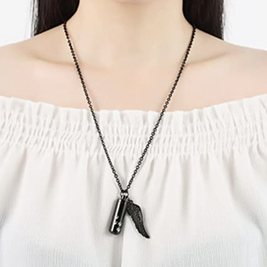 Collier urne commémorative pour animaux de compagnie en promotion - Cylindre porte-cendres en acier inoxydable avec empreinte de patte et breloque aile d'ange - Product Image 4