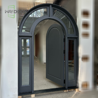 Porte d'entrée simple en bois de chêne blanc, avec vitrage arqué complet sur le dessus et panneaux latéraux, construction à âme pleine, sur mesure