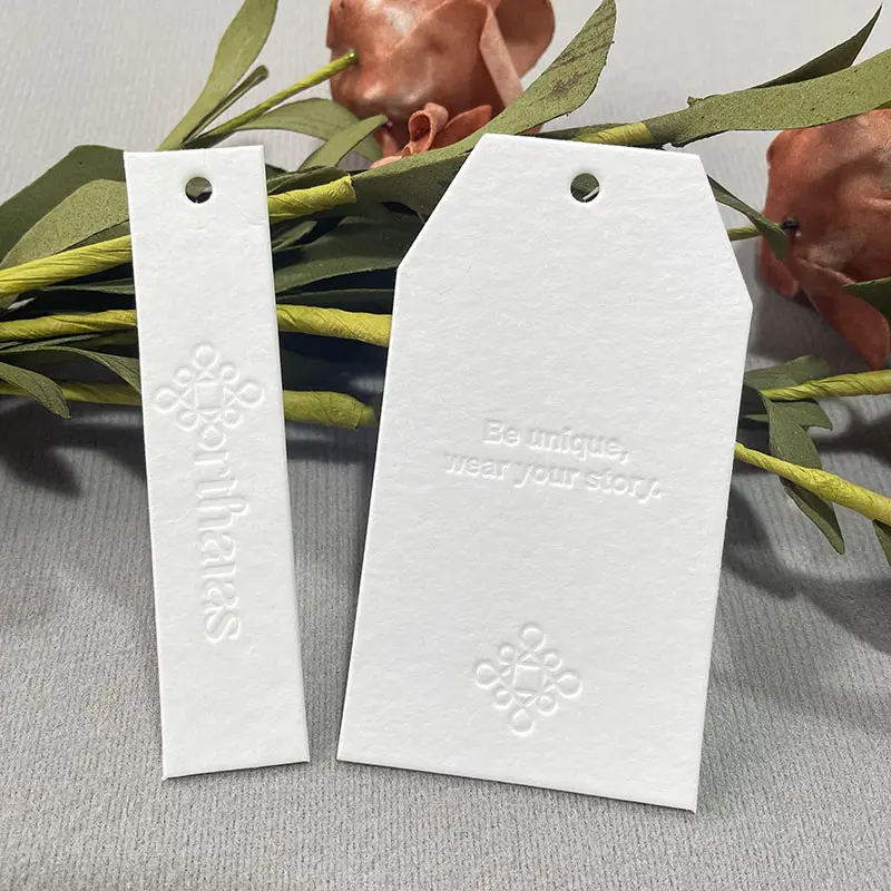 Etiquetas de pendurar em papel de luxo reciclado personalizadas para roupas/bolsas/sapatos de luxo com logotipo em relevo