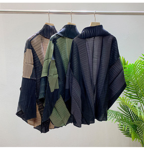 แจ็คเก็ตบอมเบอร์ทรงลำลอง รุ่นใหม่ประจำปี 2026 สำหรับฤดูใบไม้ร่วง ดีไซน์หรูหรา จับจีบเก๋ไก๋ สีกรมท่า เนื้อผ้ามีเท็กซ์เจอร์ แขนเสื้อทรงไม่สมมาตร  ผลิตจากโพลีเอสเตอร์ 100% - Product Image 5