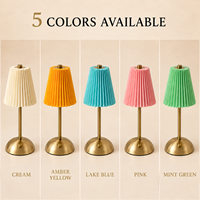 Lampe de table sans fil rechargeable Macaron avec abat-jour plissé, base dorée brossée, bouton poussoir, charge Type-C pour restaurant, café, hôtel