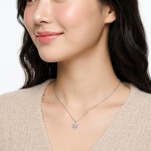 จี้เพชรแท้ทรงเกล็ดหิมะ ดีไซน์ทันสมัยเหนือกาลเวลา ทองคำขาว 18K สำหรับผู้หญิง สวมใส่ได้ทุกวัน - Product Image 5
