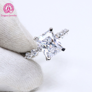 Anillo de Mujer de Plata de Ley 925 con Moissanita Blanca/Verde, Anillo de Moissanita de Corte Radiante de 4 Quilates para Regalo - Product Image 1