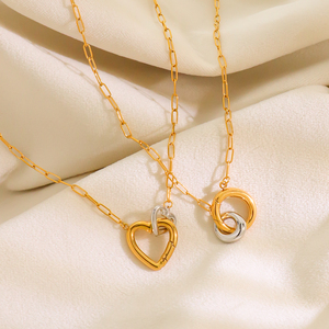 Collana Minimalista da Donna con Doppio Cuore Geometrico in Acciaio Inossidabile Placcato Oro 18K Antiossidante Bicolore Intrecciato - Product Image 4