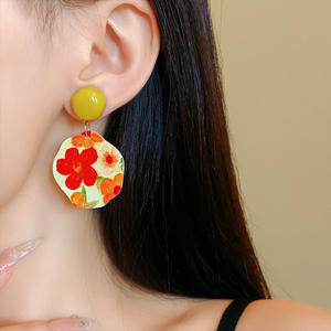 Boucles d'oreilles personnalisées de style <span class=keywords><strong>vacances</strong></span> irrégulières Boucles d'oreilles fleur rouge acrylique à la mode Cadeau pour les femmes - Product Image 4