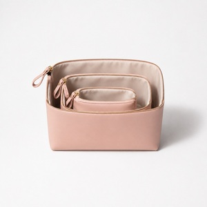 Ensemble de 3 trousses de toilette en cuir vegan, pochettes de voyage imbriquées, doublure nettoyable, logo personnalisé, cadeau - Product Image 4