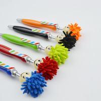 Cadeau promotionnel : Stylo de nettoyage d'écran personnalisé avec brosse à poussière intégrée et stylo à bille en peluche au design visage souriant en plastique