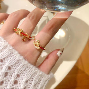 Anelli Moderni Cristiani Placcati Oro con Cavallo Rosso Portafortuna e Zirconi Brillanti per Donne e Ragazze, Regalo di Capodanno - Product Image 1