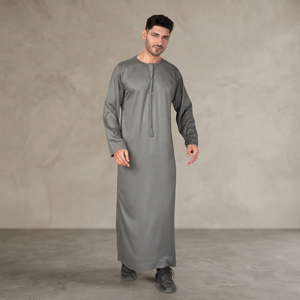 Túnica árabe gris para hombre, tradicional, de manga larga, con borlas en la parte delantera, estilo omaní Dishdasha, para la oración musulmana y la comodidad diaria. - Product Image 1