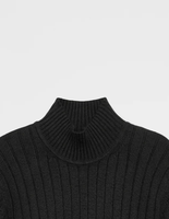 Pull col roulé élégant pour homme, en maille côtelée douce et chaude, avec logo frontal, idéal pour l'automne et l'hiver, style décontracté.
