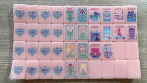 Juego de Mahjong Americano Portátil de Acrílico con Patrón Rosa de Lujo para <span class=keywords><strong>Casino</strong></span>, Venta al por Mayor, Patrones Personalizables, Alta Calidad - Product Image 5