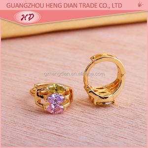 ผู้จัดจำหน่ายสินค้าขายส่งจากจีน ต่างหูแบบห่วงทันสมัย ชุบทอง 18K ประดับเพชรซิร์คอน โลหะผสมทองแดง เครื่องประดับอินเดีย ดีไซน์สำหรับทั้งชายและหญิง - Product Image 3