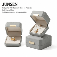 JUNSEN Maßgefertigtes Abgeschrägtes Achteckiges Samt-Schmuckbox-Set 3-teilig Grau-Gold Namensschild Massivholz-Kern Ring Halskette Geschenk