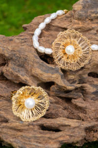 Pulsera de Hoja con Perlas Naturales de Agua Dulce y Detalles Metálicos, Clásica Dorada Coreana, Joyería de Lujo Unisex, Regalo de Moda - Product Image 5