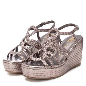 Xti Sandalia con cuña para mujer 144056 Zapatos de verano con plataforma y tiras metálicas doradas - Product Image 4