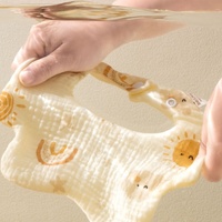 Serviette de bain multifonctionnelle en gaze de coton Bavoirs à visage carré bicolore à quatre couches Bavoirs triangulaires pour bébé nouveau-né pour salle de bain