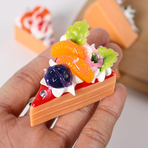 พวงกุญแจ PVC รูปเค้กผลไม้สามเหลี่ยมเสมือนจริง ของตกแต่งโต๊ะขนมหวาน ของเล่นประกอบฉากแบบถอดได้ - Product Image 3
