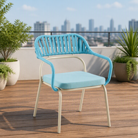 Chaise de jardin empilable avec cadre en acier, coussin amovible tressé en corde, idéale pour l'extérieur et compatible avec les conteneurs mixtes