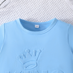 ชุดสองชิ้นสำหรับเด็กผู้ชาย เสื้อแขนสั้นลำลองพร้อมตัวอักษรนูนและกางเกงขาสั้นลายพรางสำหรับเด็ก - Product Image 3