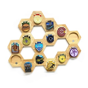 Colgador de Medallas Hexagonal de Madera Ecológico para Montar en la Pared, con Logotipo Personalizado, Diseño de Panal, Soporte para Medallas Deportivas - Product Image 2