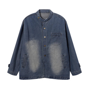 Giacca in denim baggy con collo alto personalizzato, indaco scuro, tasca singola sul petto con bottoni a pressione in ottone, oversize, minimalista, <span class=keywords><strong>avant</strong></span>-<span class=keywords><strong>garde</strong></span>. - Product Image 1