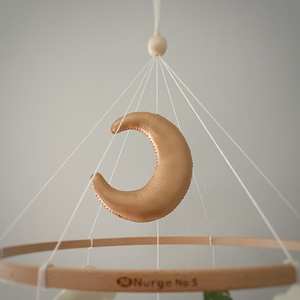 Sur la vente fait à la main couleur magnifique feutre teddy nursery bébé berceau mobile avec bague en bois - Product Image 3