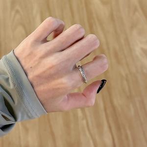 Bague ouverte texturée en argent pur S925 pour femmes, design luxueux et de niche, style cool personnalisé - Product Image 3