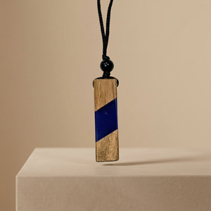 Collier Pendentif Rectangulaire Bohème Tendance en Résine Bleue et Bois Naturel Fait Main, Qualité Export, Bijou Unisexe Tendance, Disponible en Petite Quantité - Product Image 1