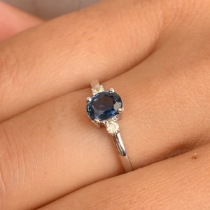 Anillo de Compromiso de Oro Blanco de 14K con Zafiro Azul de Corte Ovalado Natural y Diamantes de 0.31ct, Anillos de Piedras Preciosas para Mujeres, para Bodas y Fiestas - Product Image 4